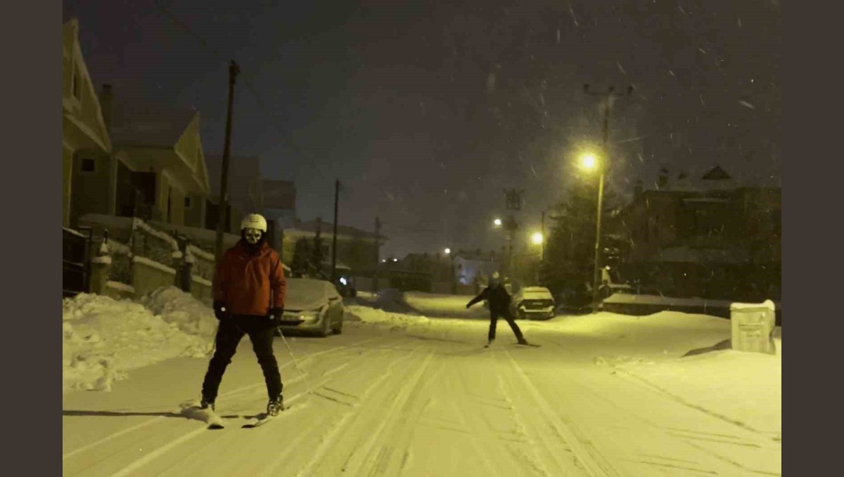 Erzurum'un cadde ve sokakları kayak pistine döndü