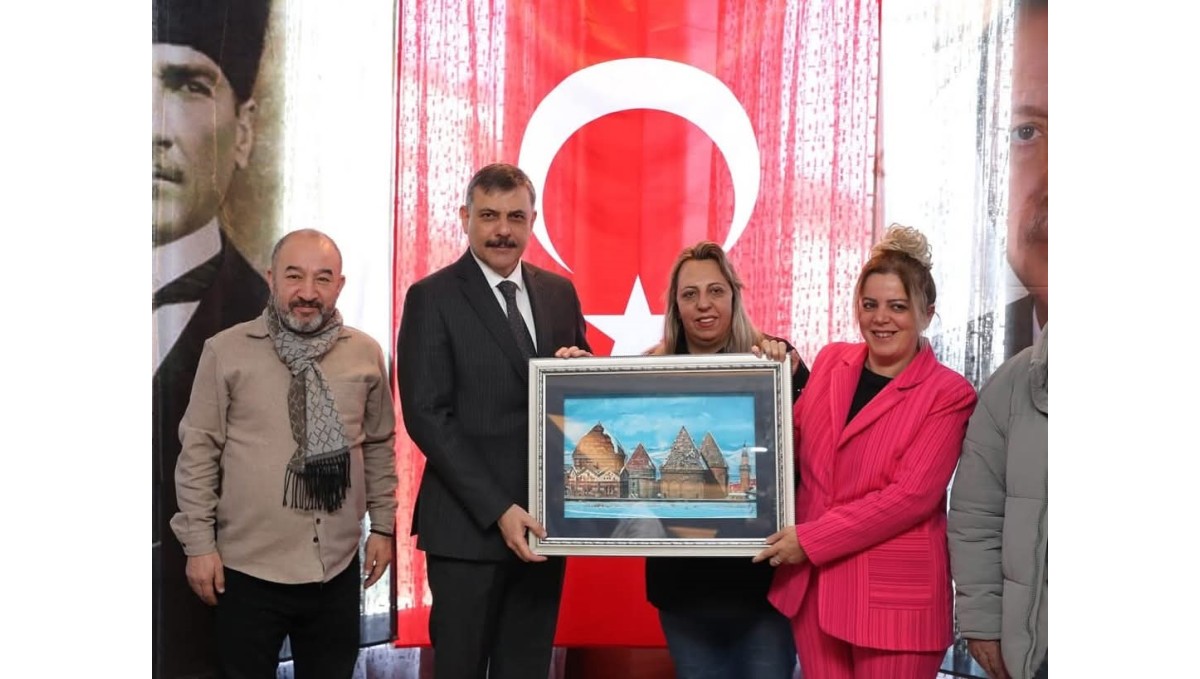 Erzurum Yeni Medya Derneği'nden Vali Çiftçi'ye İdareciler Günü jesti