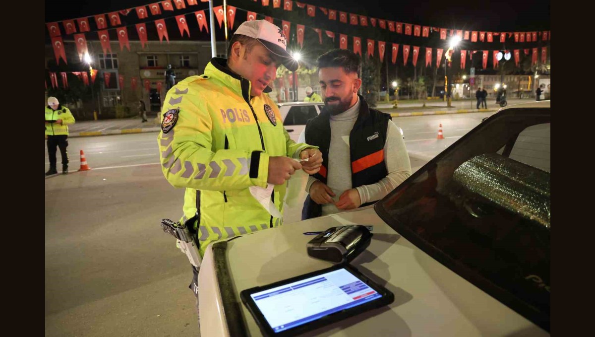 Farlarını açmayı unuttu, yeni yılın ilk cezasını yedi