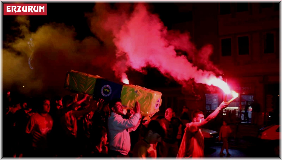 Fenerbahçe bayraklı tabutla şampiyonluğu kutladılar