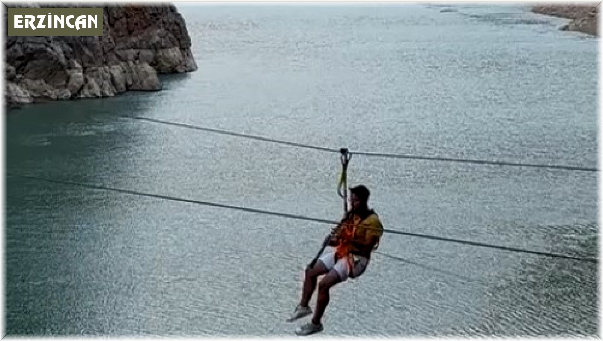 Fırat Nehri'nin muhteşem manzarası eşliğinde zipline yaparak klarnet çaldı