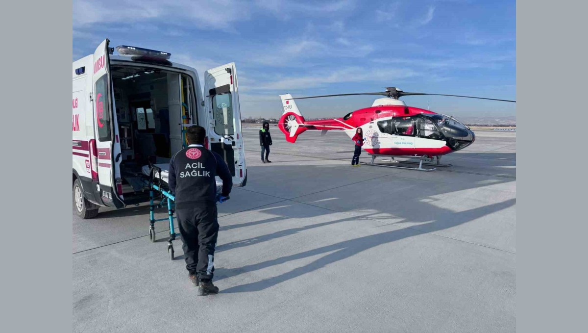 Göğüs ağrısı çeken hasta, ambulans helikopter ile Van'a getirildi