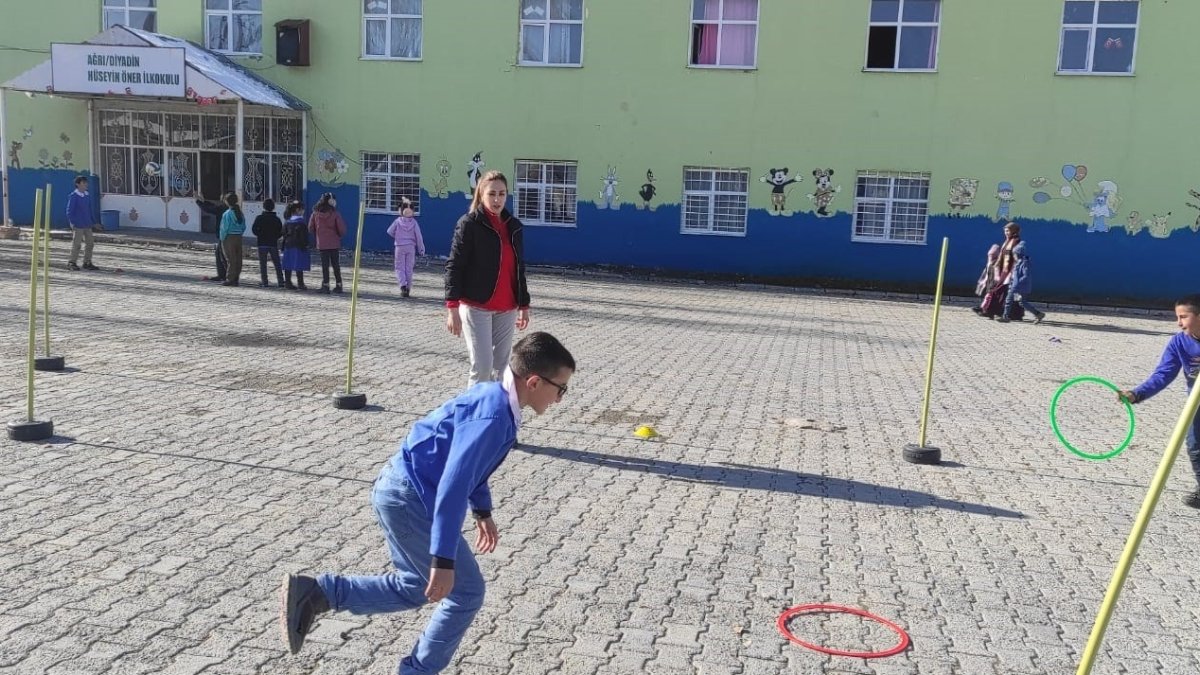 Gönüllü gençler öğrencilerle oyun oynadılar