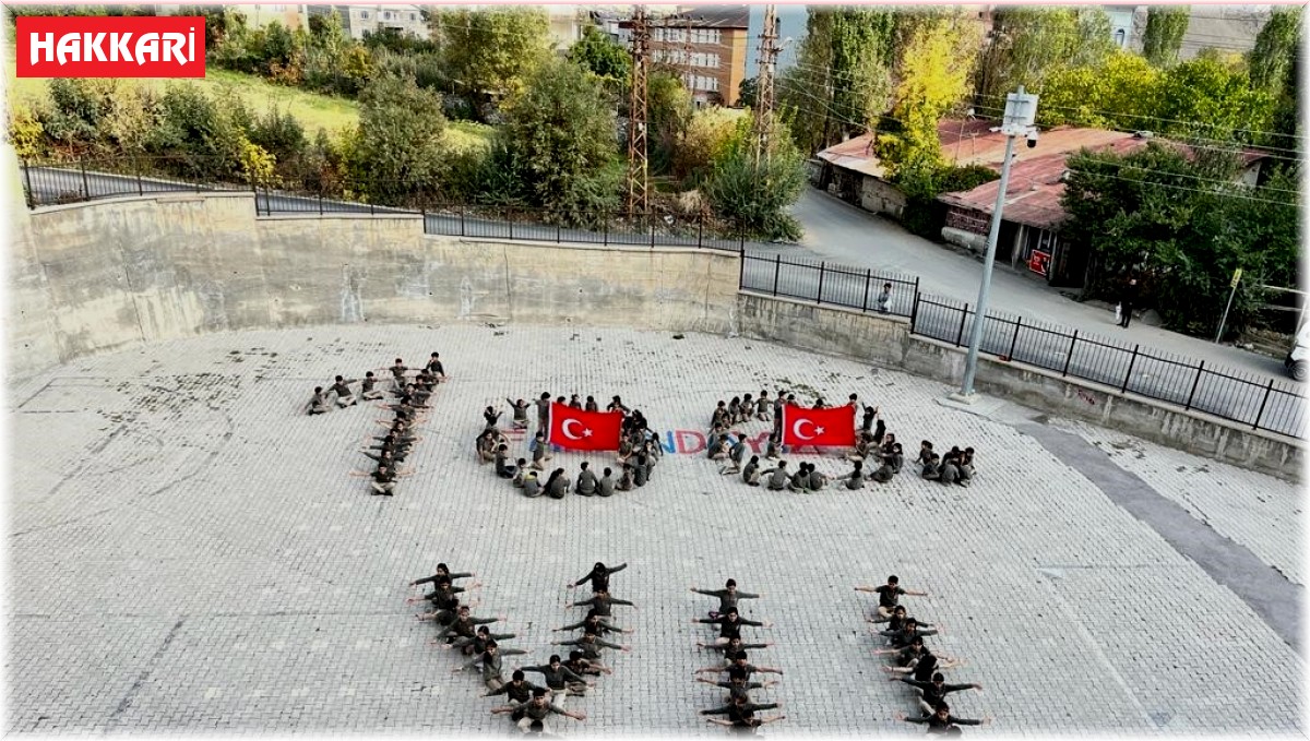 Hakkari'de "100. Yıl" ve "ay yıldız" koreografisi oluşturuldu