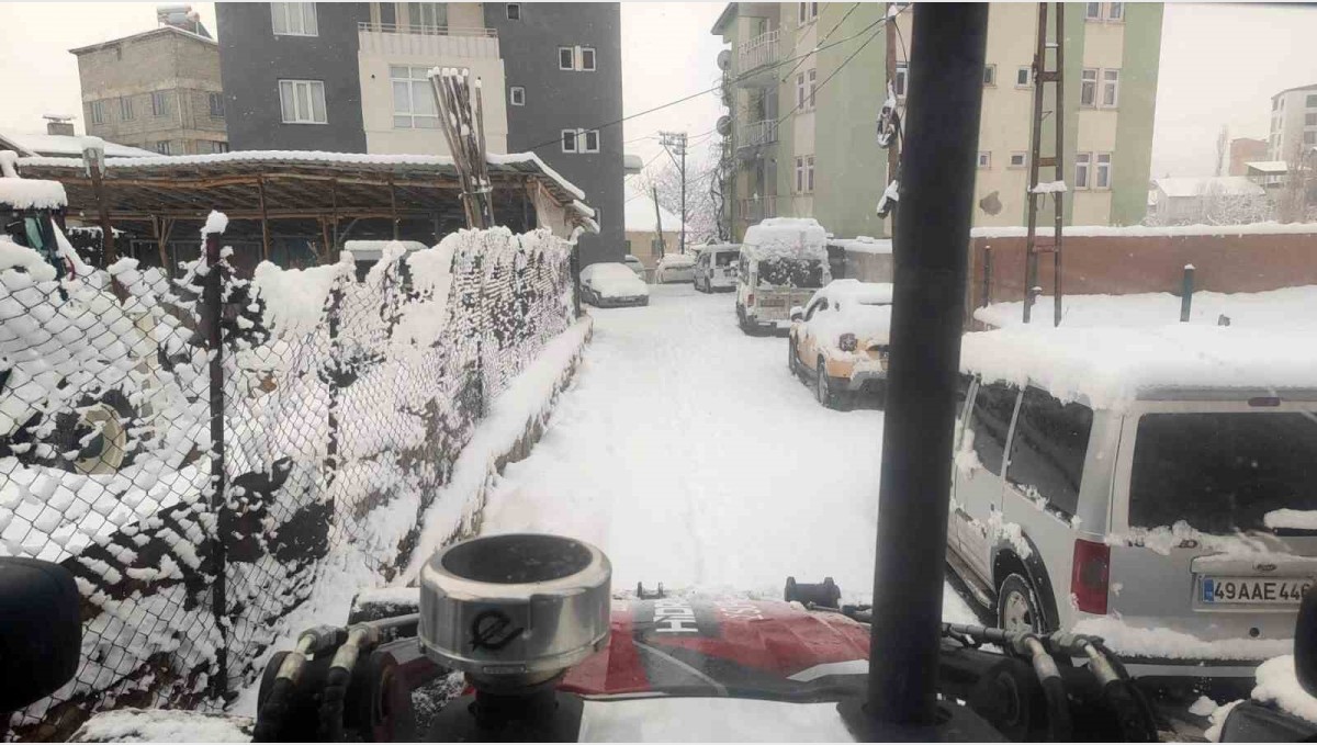 Hakkari'de 132 yerleşim yerinin yolu ulaşıma kapandı