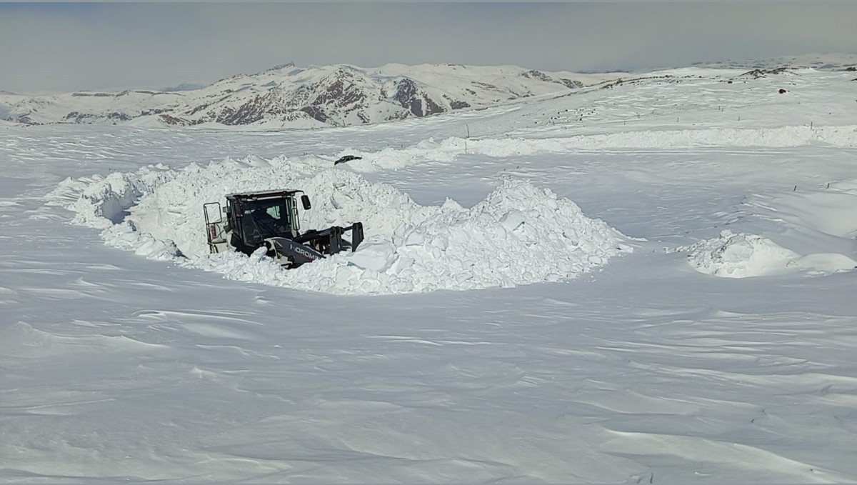 Hakkari'de 3 metreyi bulan karda yol açma çalışması