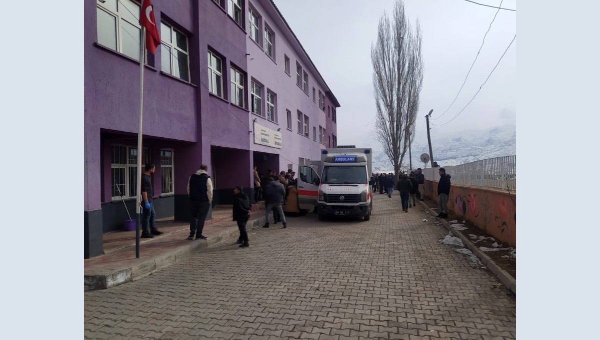 Hakkari'de 34 öğrenci gıda zehirlenmesi şüphesiyle hastaneye kaldırıldı