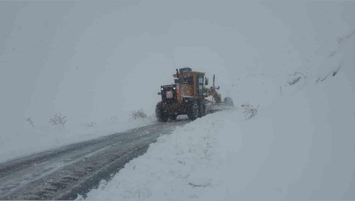 Hakkari'de 51 yerleşim yerinin yolu yeniden ulaşıma açıldı