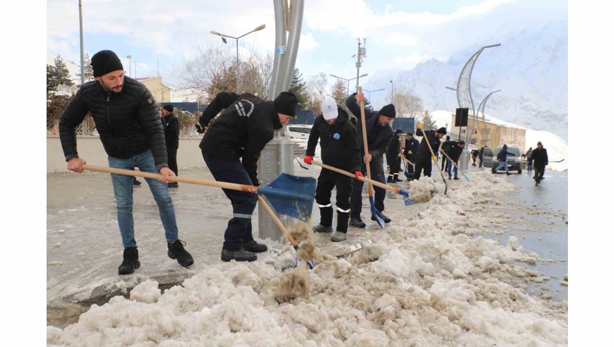 Hakkari'de 55 kişilik kar ve buz timi görev başında