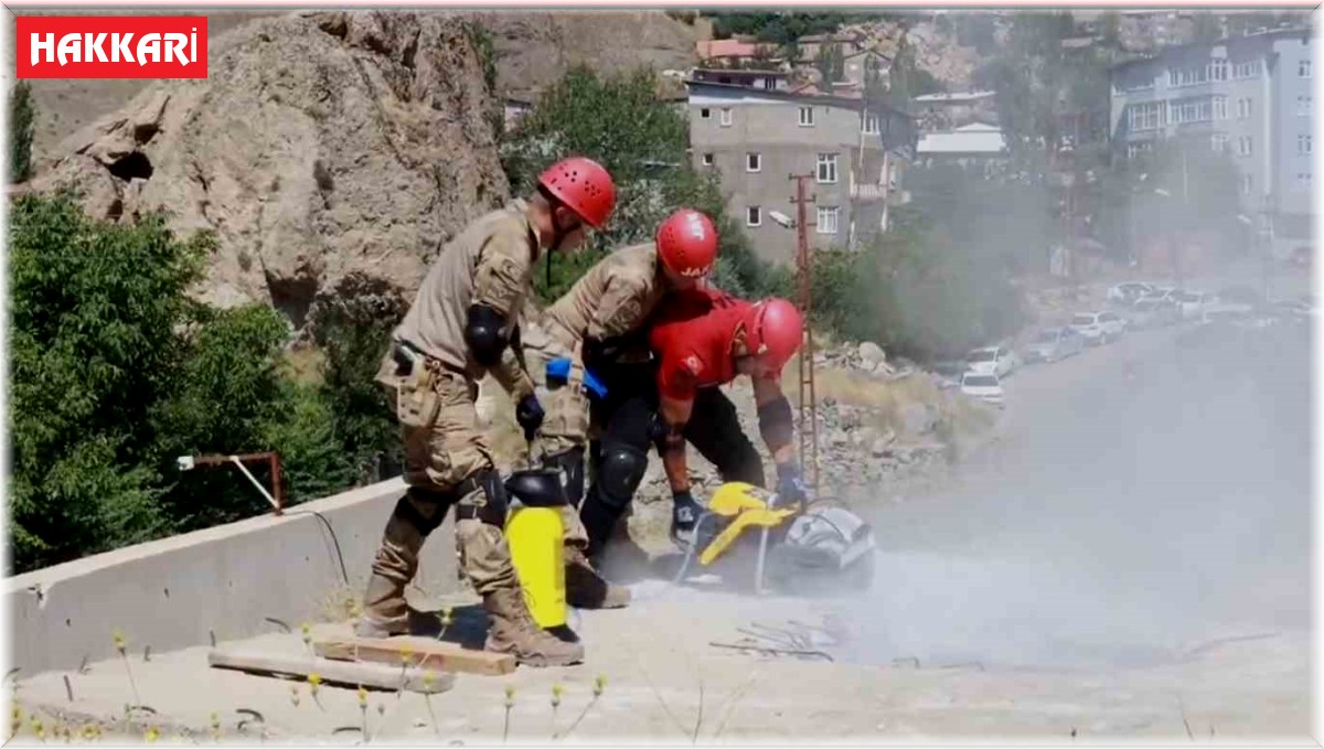 Hakkari'de 599 jandarma personeline deprem eğitimi