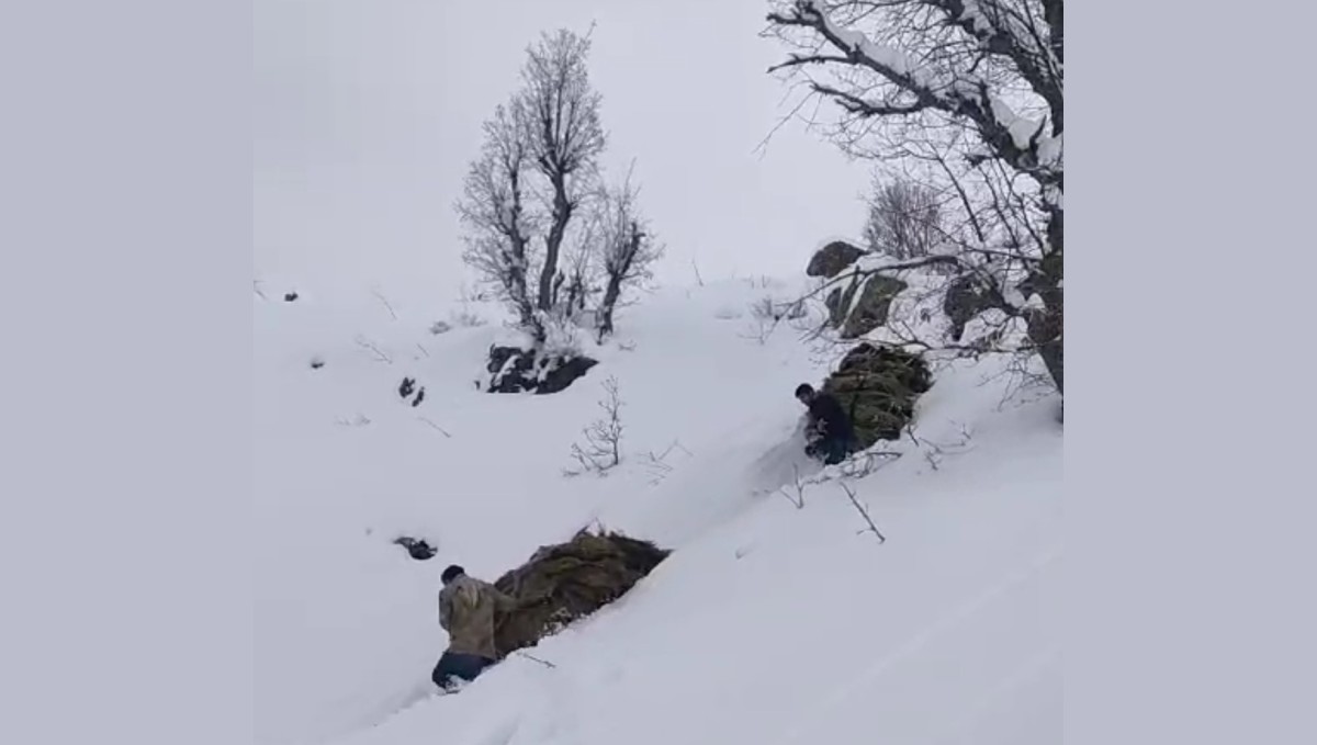 Hakkari'de besicilerin zorlu kış mesaisi