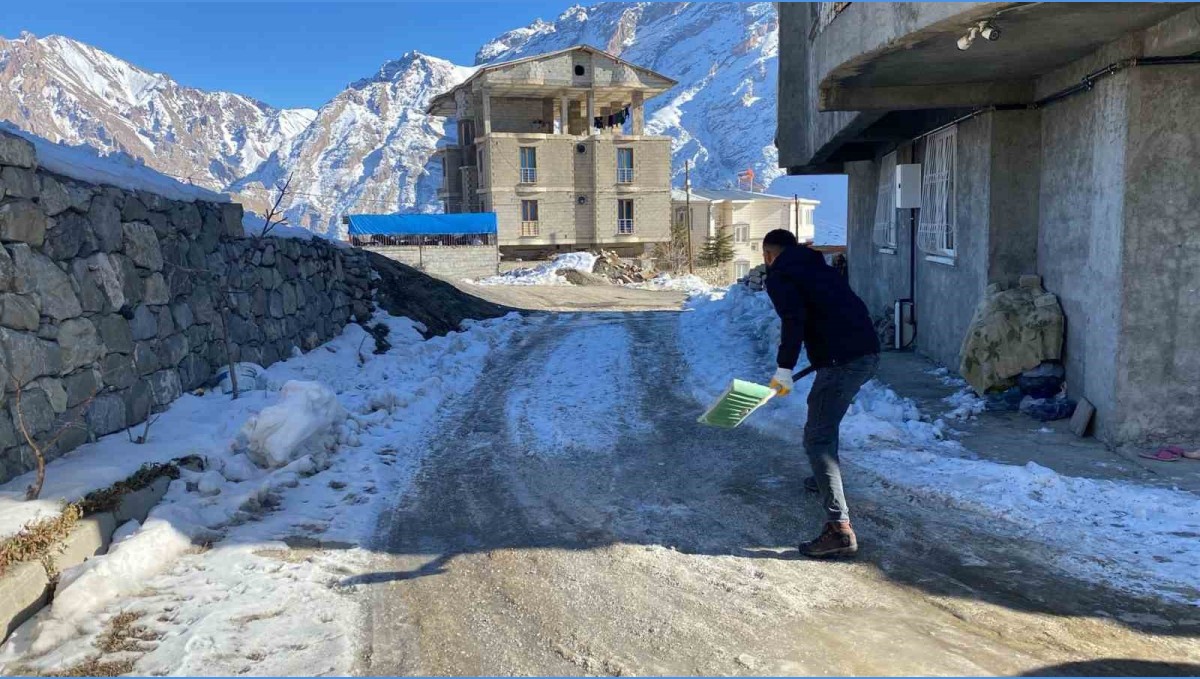 Hakkari'de buzla mücadele çalışmaları sürüyor