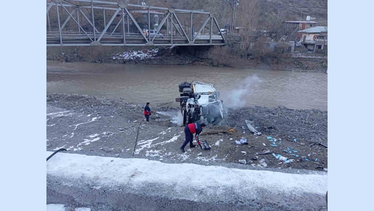 Hakkari'de çöp kamyonu şarampole yuvarlandı: 3 yaralı