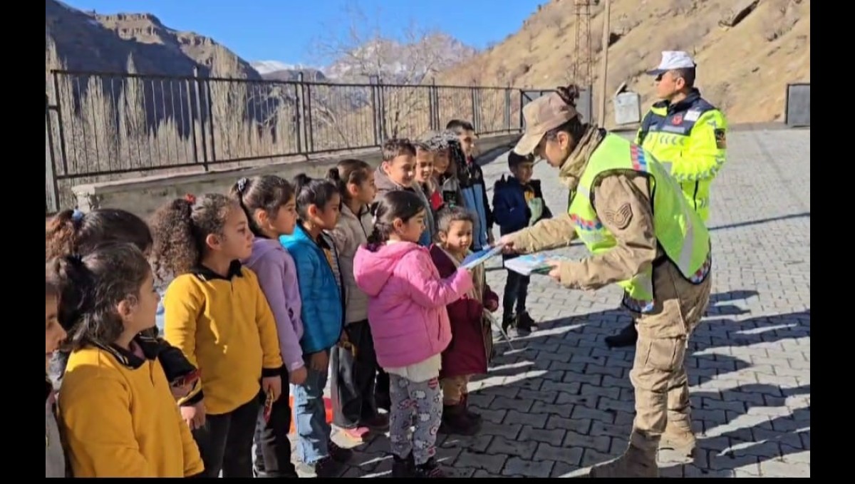 Hakkari'de jandarma ekipleri köydeki öğrencilere trafik eğitimi veriyor