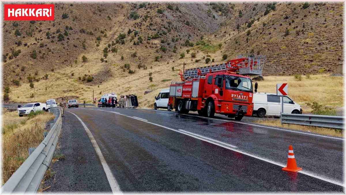 Hakkari'de kamyonet devrildi: 1 yaralı