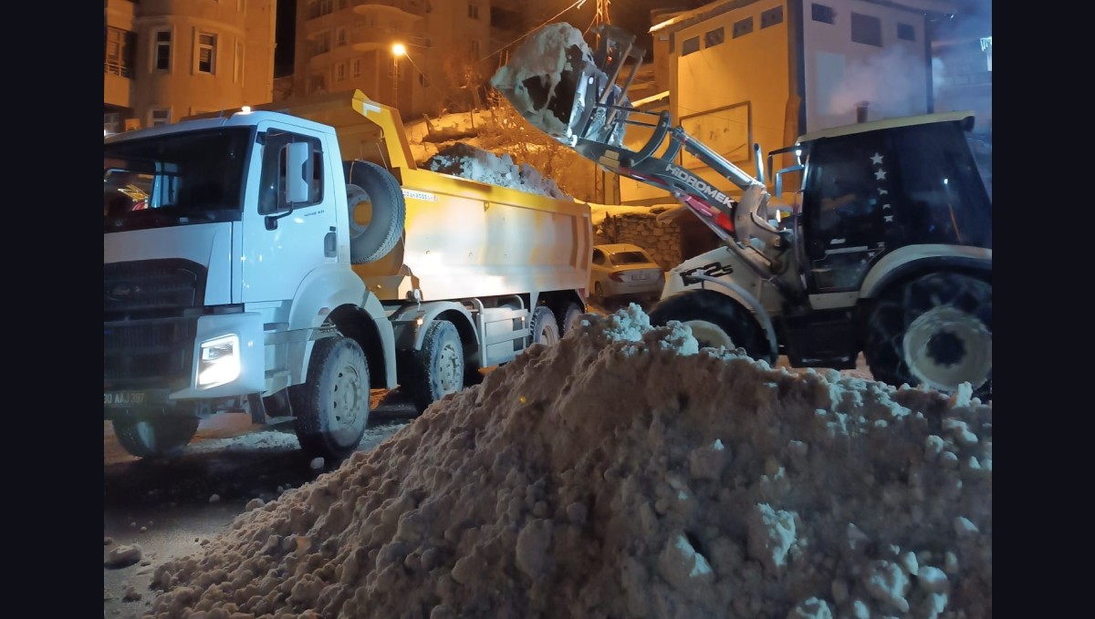 Hakkari'de kar yığınları şehir dışına çıkartılıyor