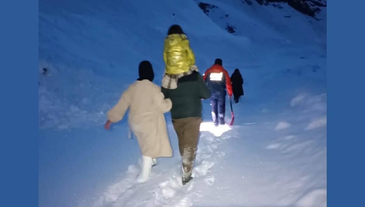 Hakkari'de kara saplanan araçtaki 5 kişi AFAD tarafından kurtarıldı