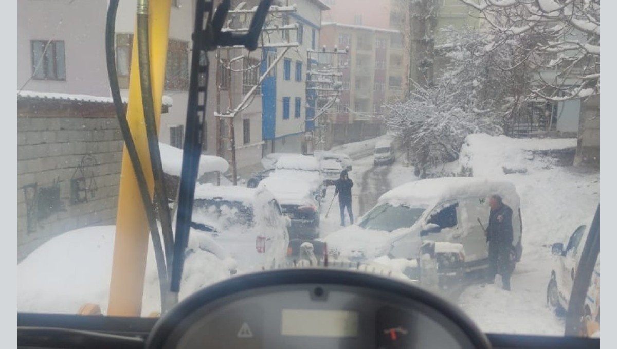 Hakkari'de karla mücadele çalışması devam ediyor