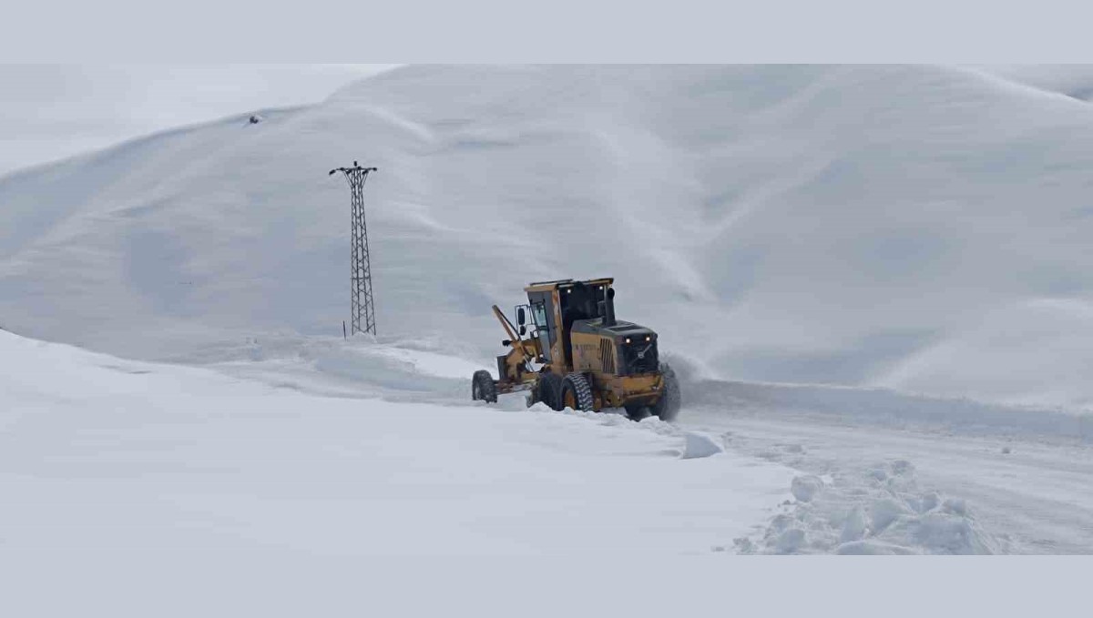 Hakkari'de karla mücadele çalışması devam ediyor