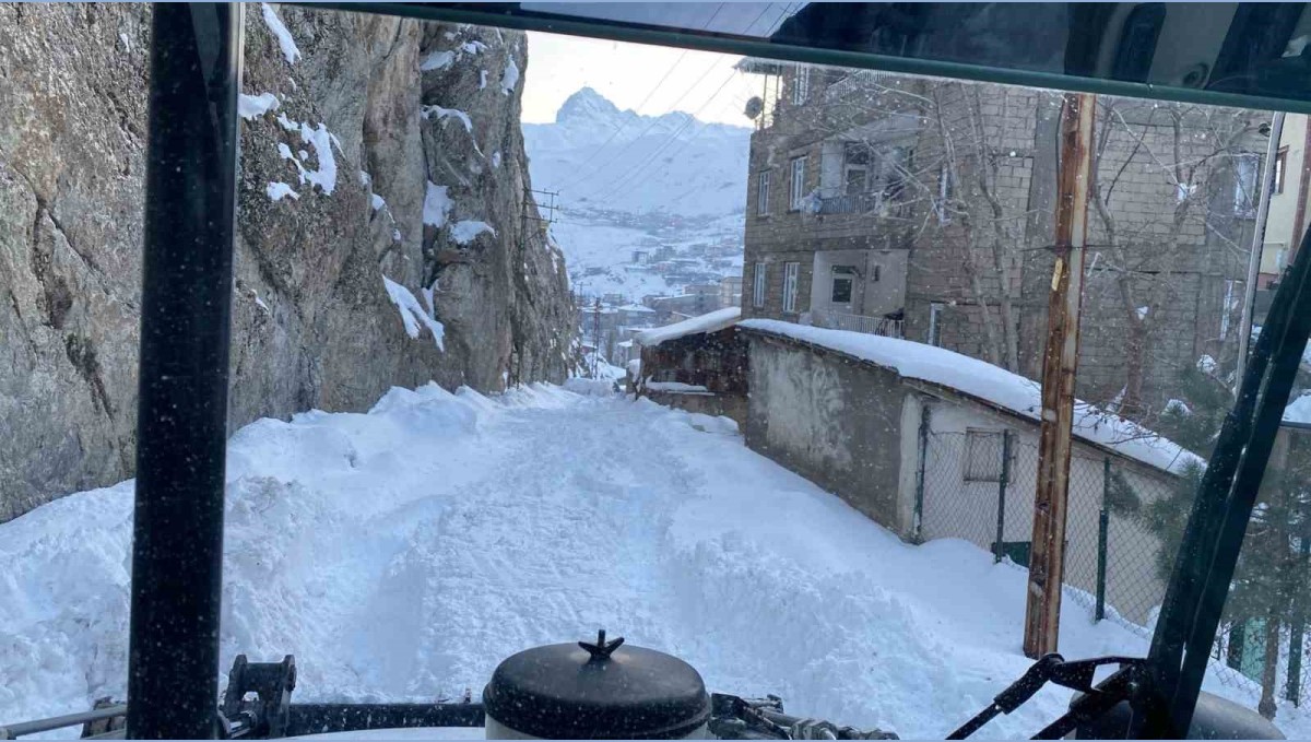 Hakkari'de karla mücadele çalışması sürüyor