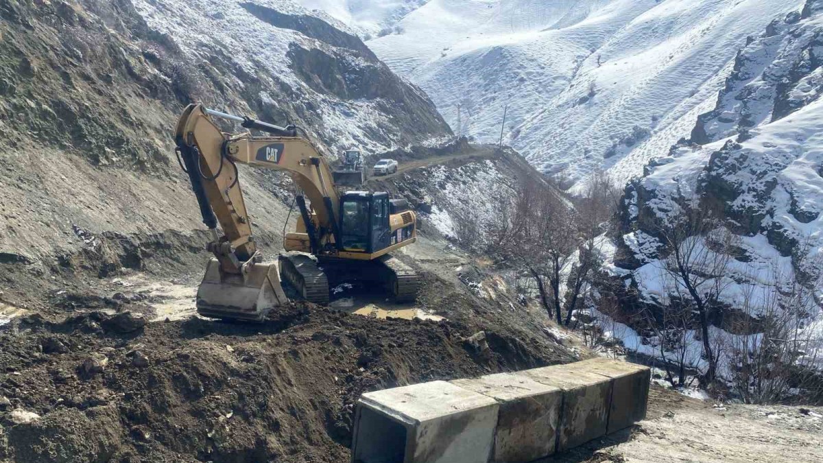 Hakkari'de köy yolları kışa hazırlanıyor