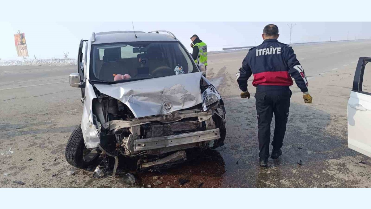 Hakkari'de otomobille kamyonet çarpıştı: 2 yaralı