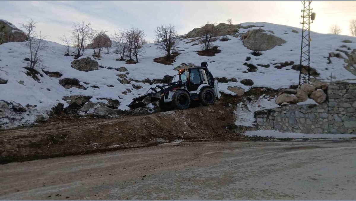 Hakkari'de PMT ekipleri soğuk havaya aldırış etmeden çalışmalarını sürdürüyor