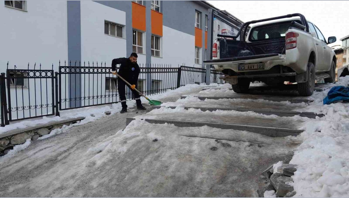 Hakkari'de Sibirya soğukları: Yollar ve merdivenler buz tuttu