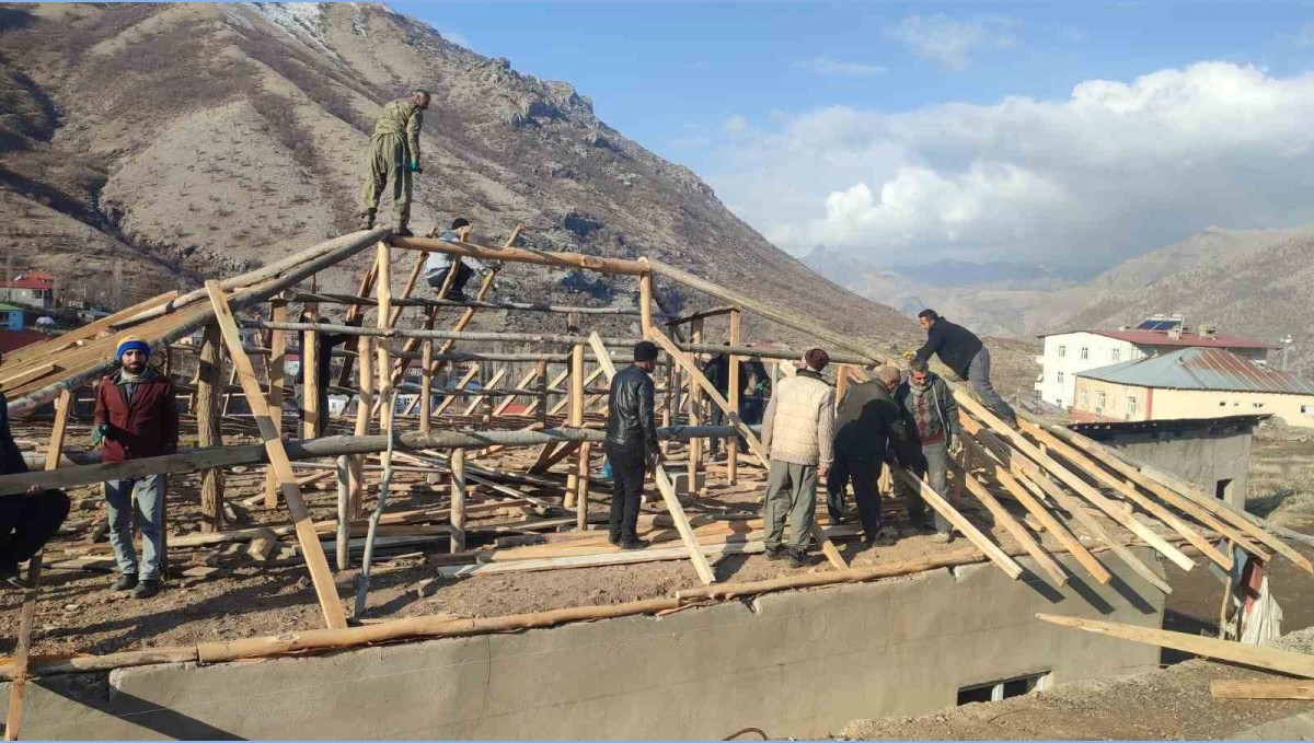 Hakkari'de şiddetli rüzgar çatıları uçurdu