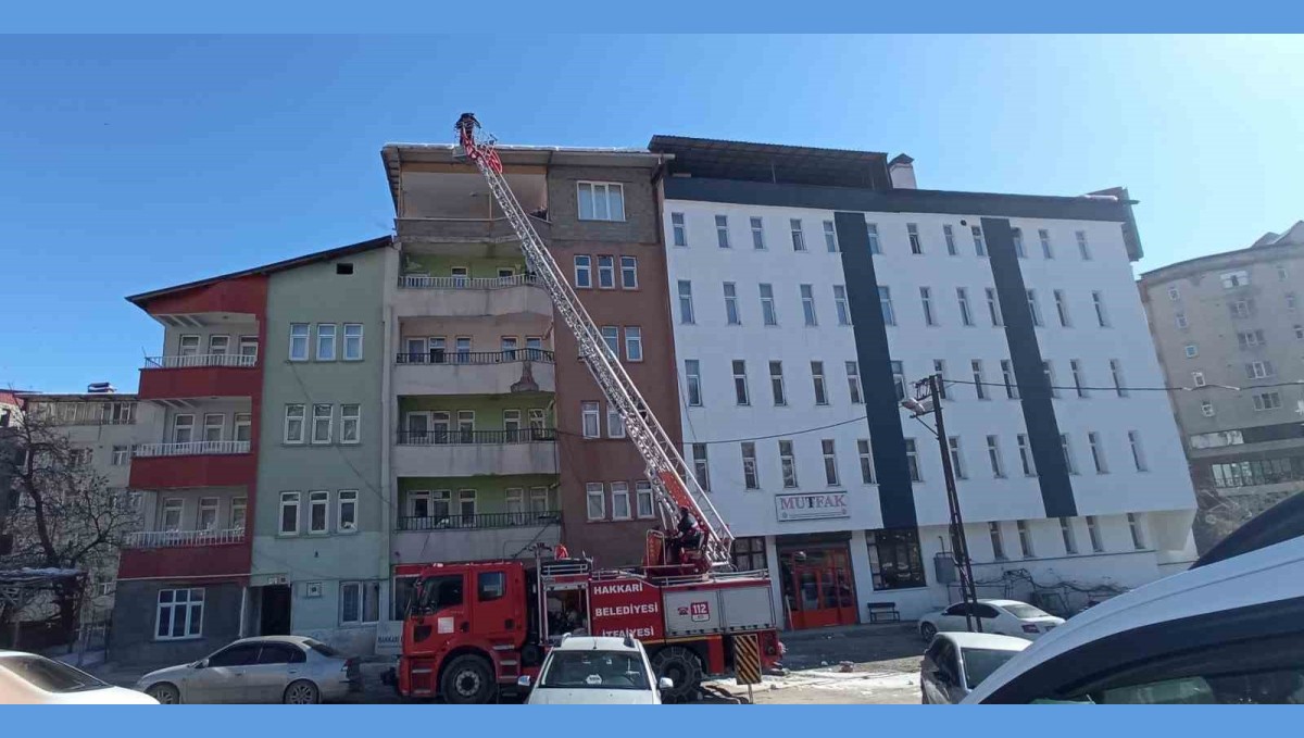 Hakkari'de tehlike saçan buzlar temizlendi