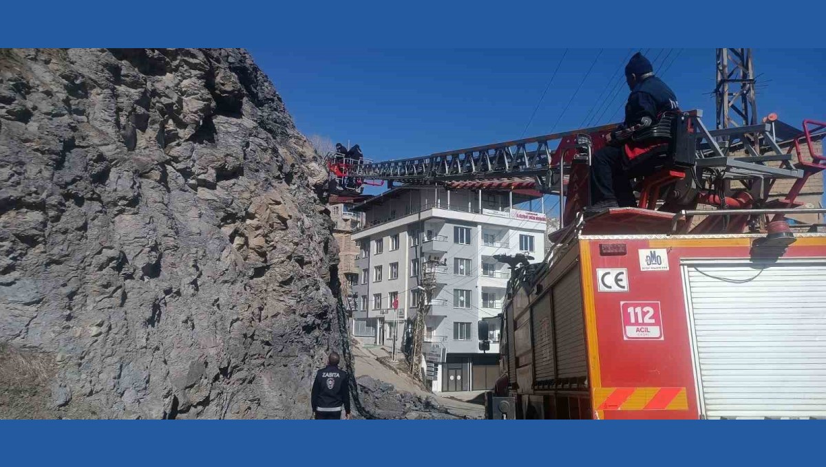 Hakkari'de tehlike saçan taşlar güvenli şekilde indirildi