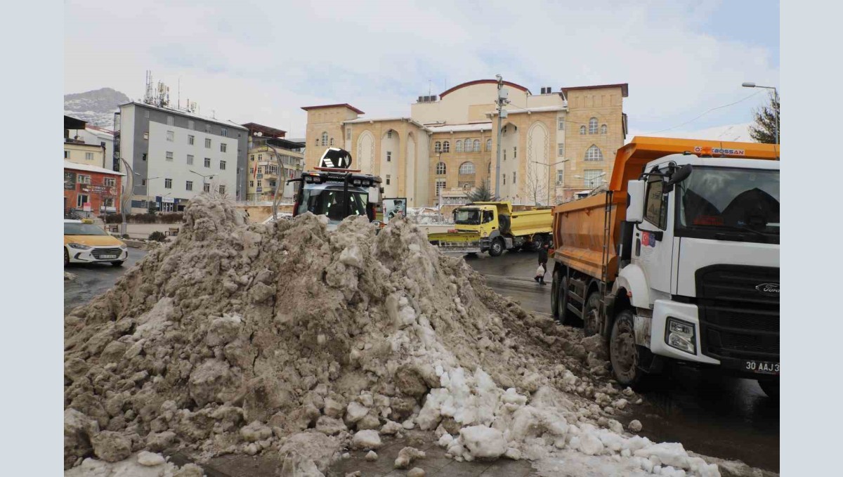 Hakkari'deki kar yığınları şehir dışına çıkarıldı