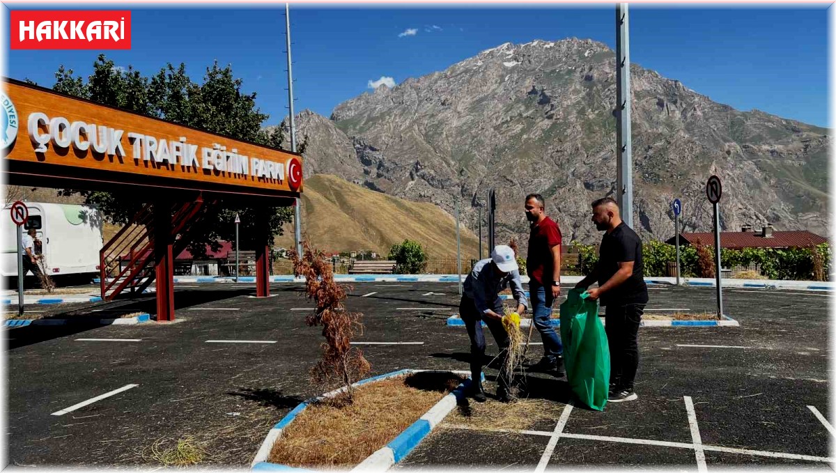 Hakkari'deki parklarda temizlik çalışması sürüyor