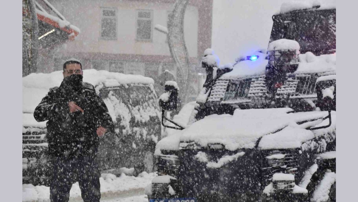 Hakkari polisi kar kış demeden görev başında