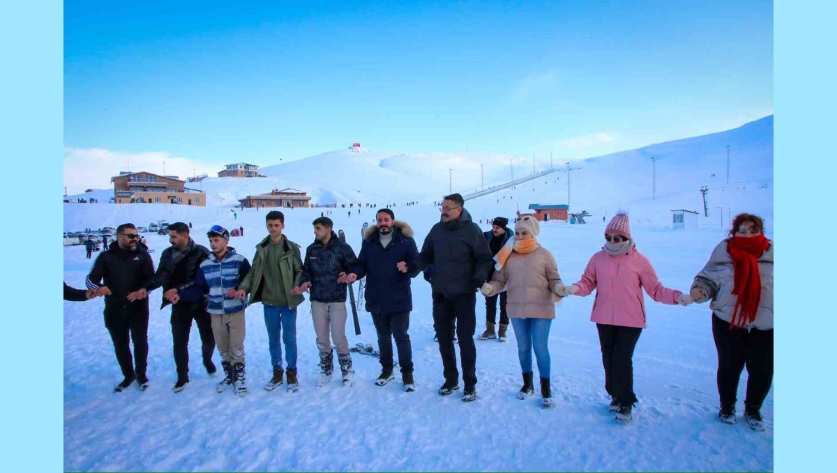 Hakkari Valisi Çelik, kayak merkezinde gençlerle halay çekti