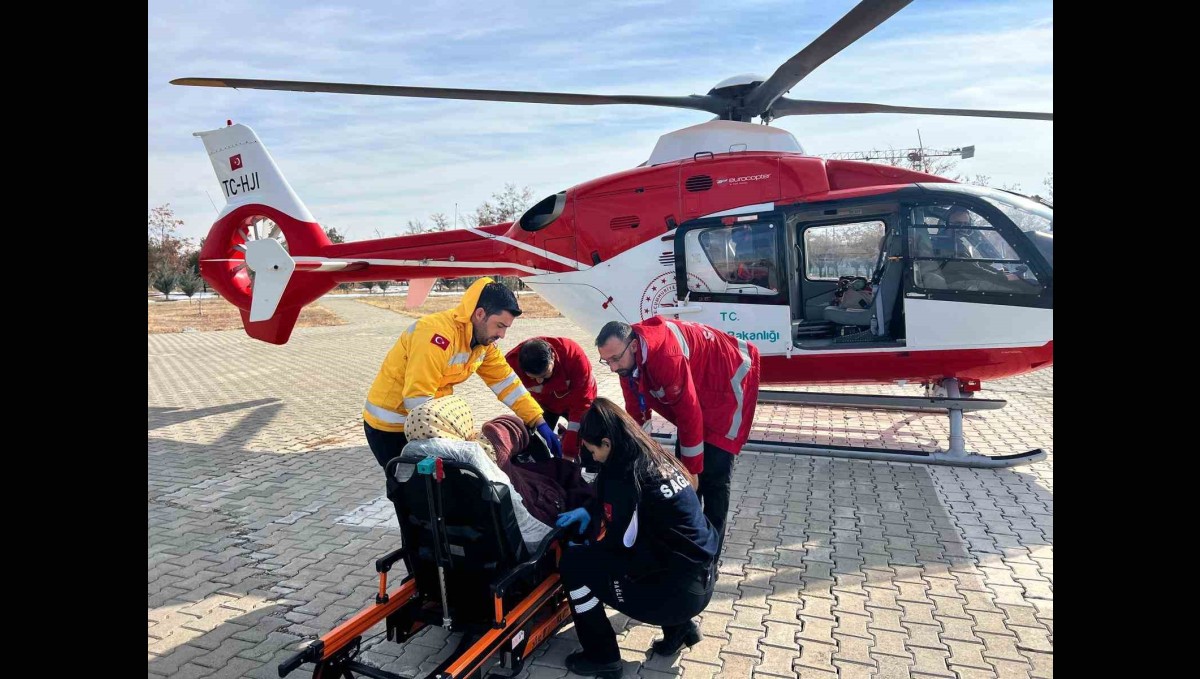 Hamile kadın ambulans helikopter ile Van'a getirildi