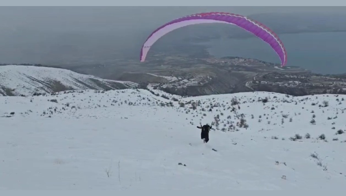 Hazarbaba Dağı'nda göl manzarası eşliğinde yamaç paraşütü