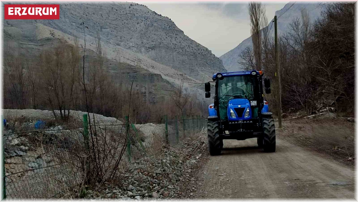 Her yıl yenisini aldığı traktörünü tarla için değil gezmek için kullanıyor