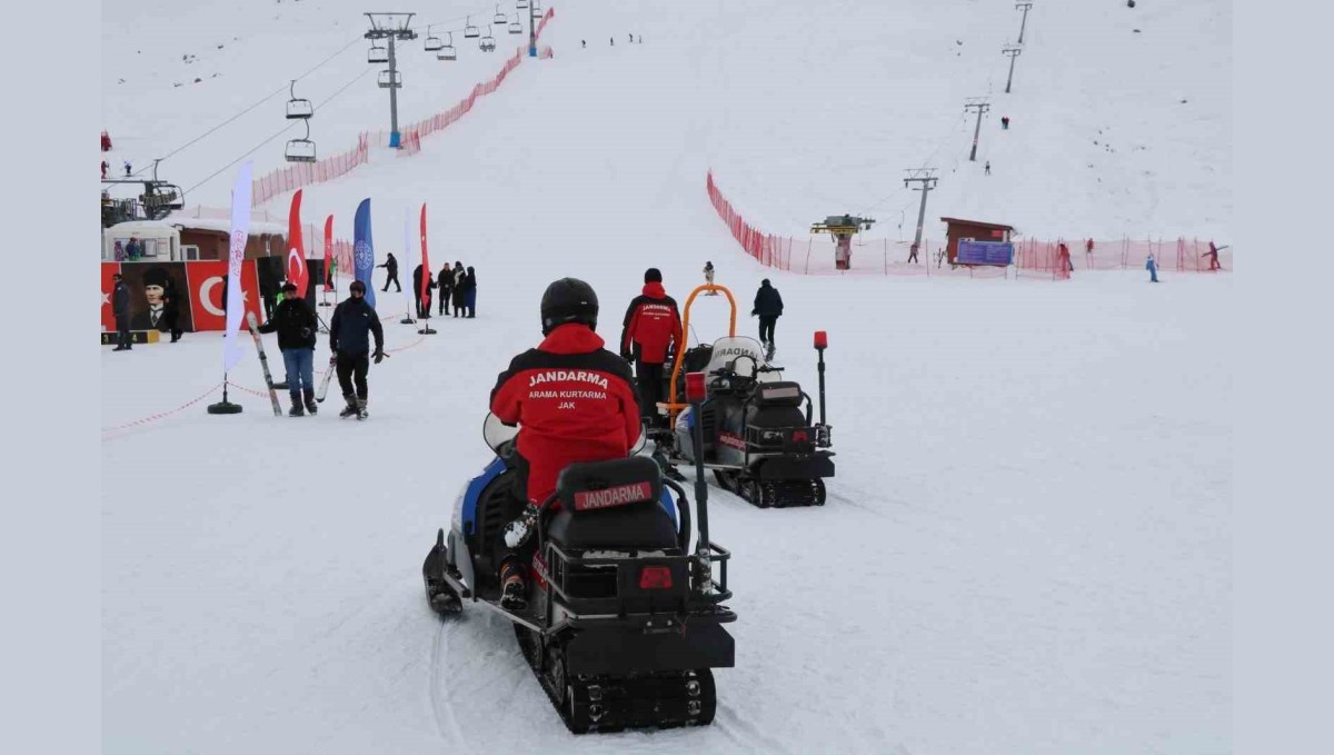 Hesarek Kayak Merkezi'nde JAK görev başında