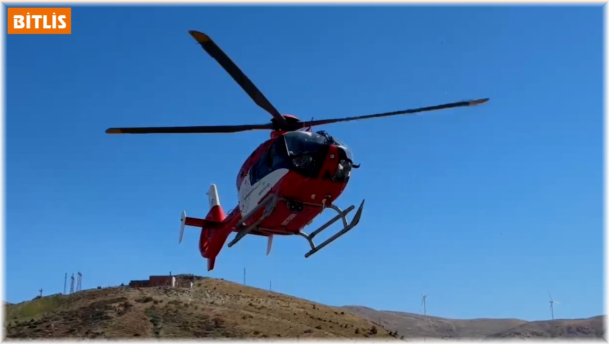 Hizan'da dağlık alanda metrelerce yuvarlanan vatandaş ambulans helikopterle kurtarıldı