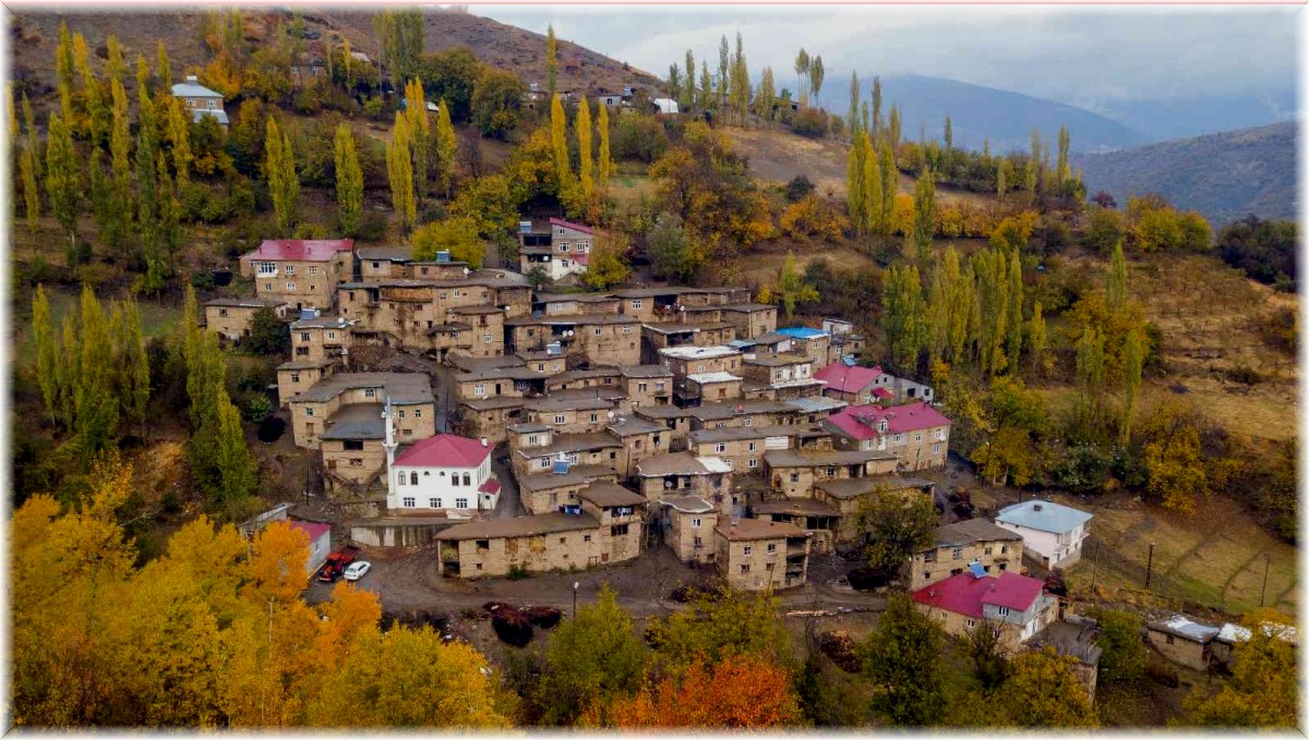 Hizan'ın taş evleri sonbaharla eşsiz manzara oluşturuyor