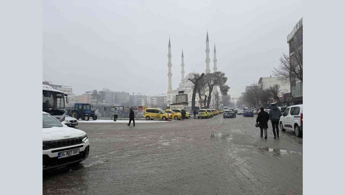 Iğdır'a beklenen kar yağışı başladı