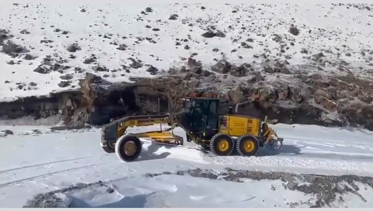 Iğdır'da 10 günde 77 kilometrelik yol kardan temizlendi