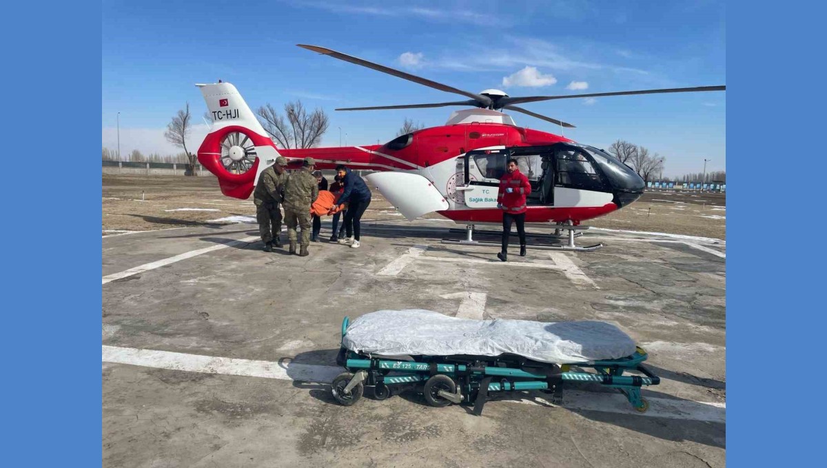 Iğdır'da fırtına ve tipi yolu kapatınca hasta ambulans helikopterle hastaneye ulaştırıldı