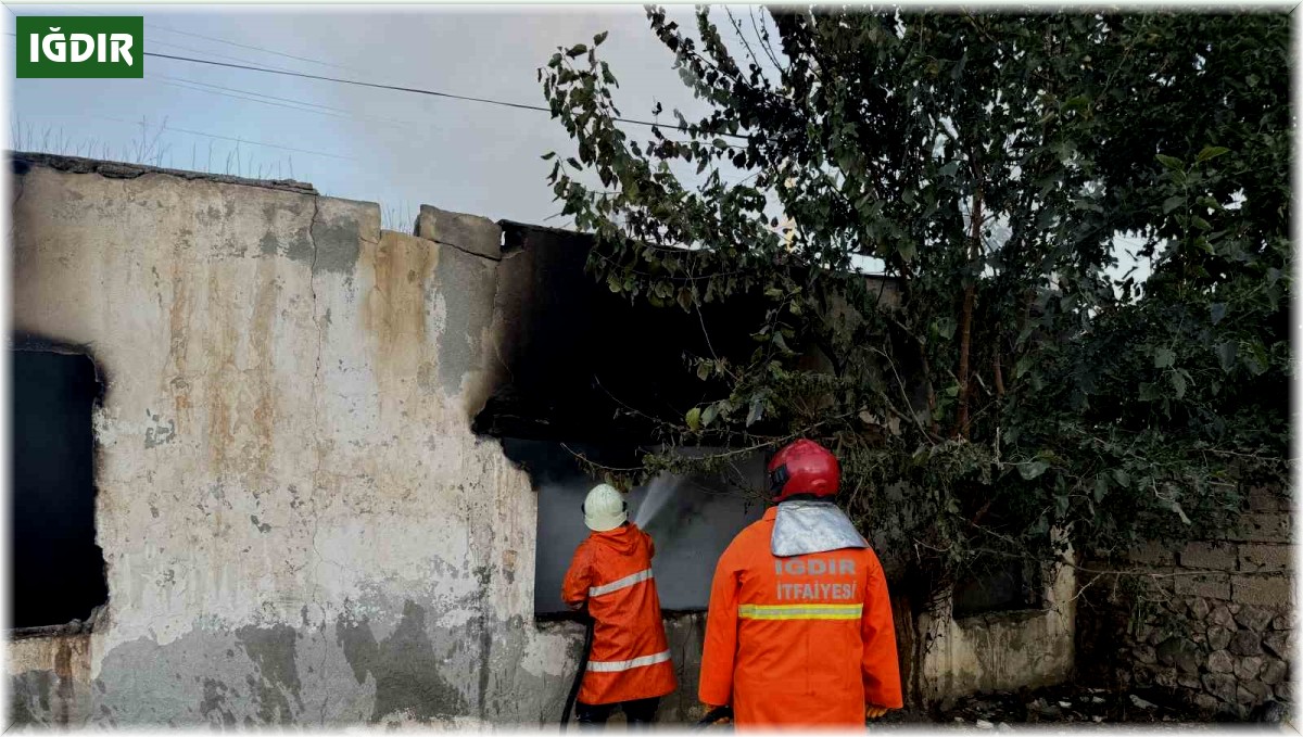 Iğdır'da metruk binada yangın