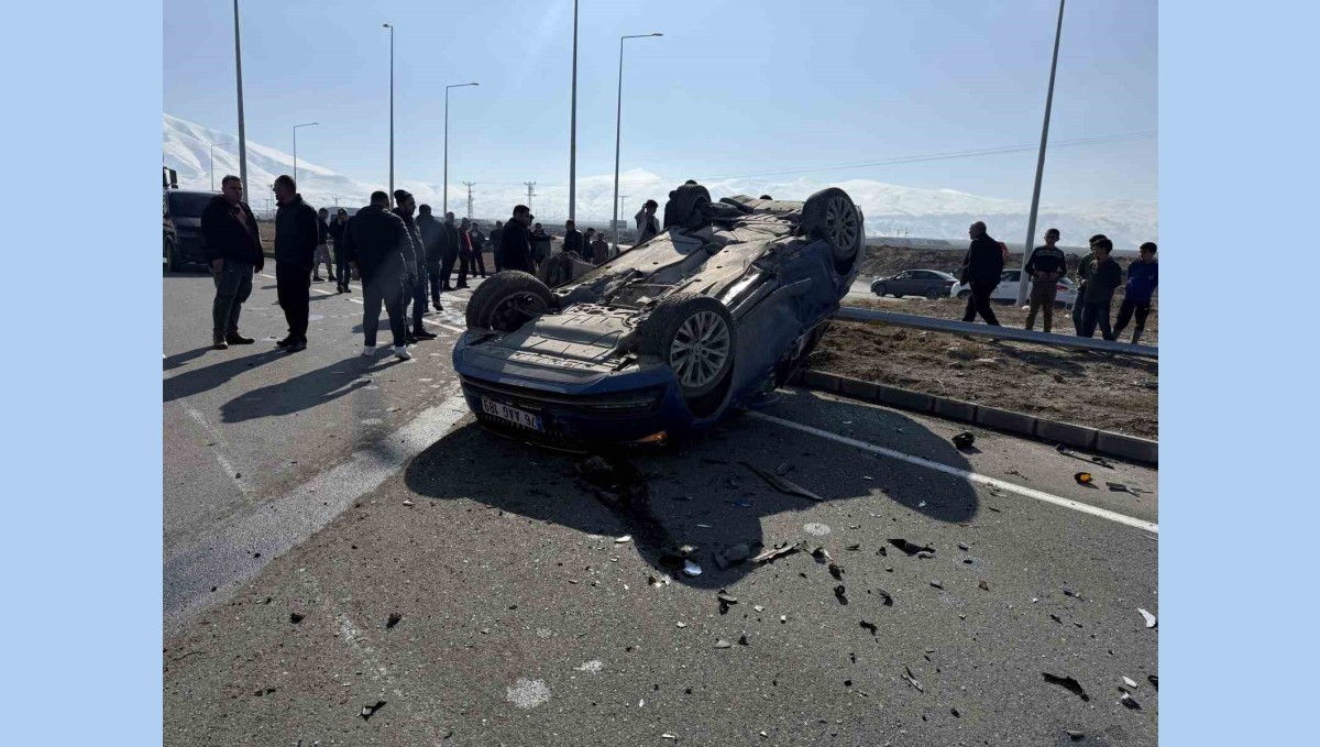 Iğdır'da minibüs ara yoldan çıkan otomobile çarptı, araçlarda maddi hasar oluştu