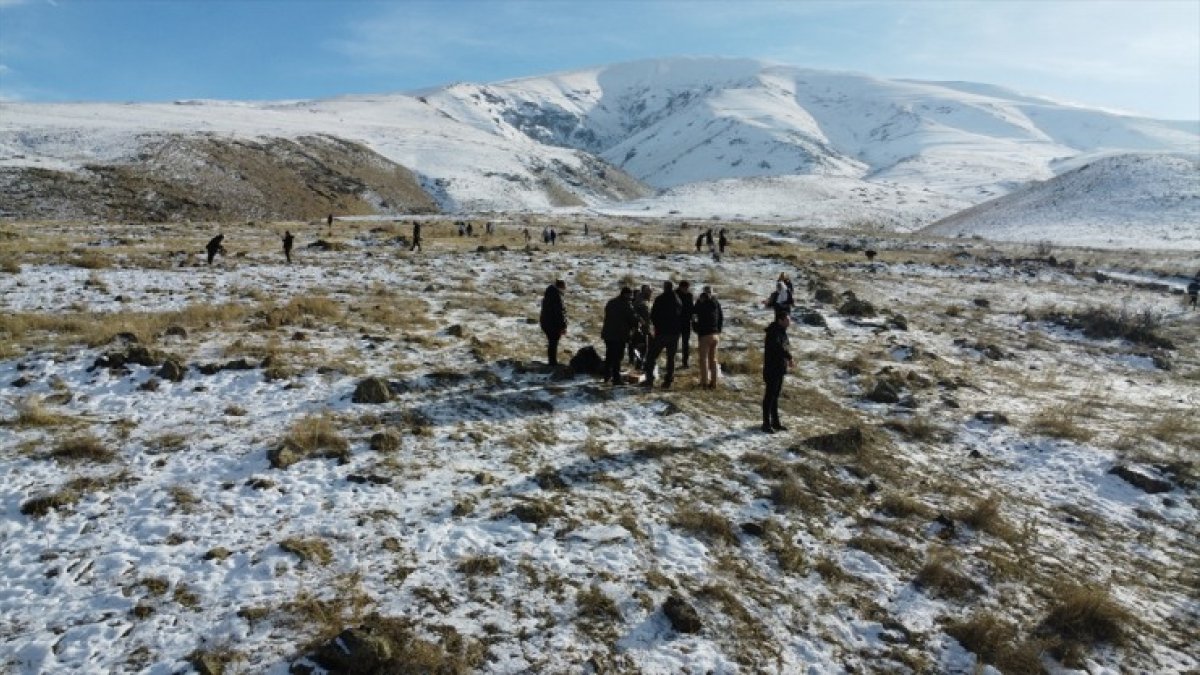 Iğdır'da üniversite öğrencileri, Ağrı Dağı'ndaki yaban hayvanlarına et ve yem bıraktı