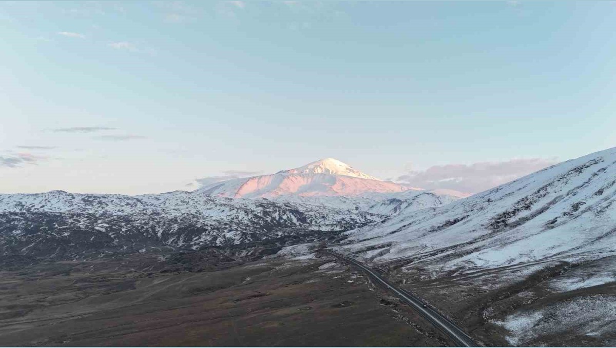 Iğdır'da yeterince kar yağışı alamayan dağlar dron ile görüntülendi