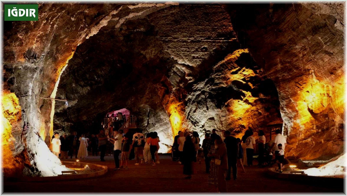 Iğdır'daki tuz mağaralarında bayram yoğunluğu yaşanıyor
