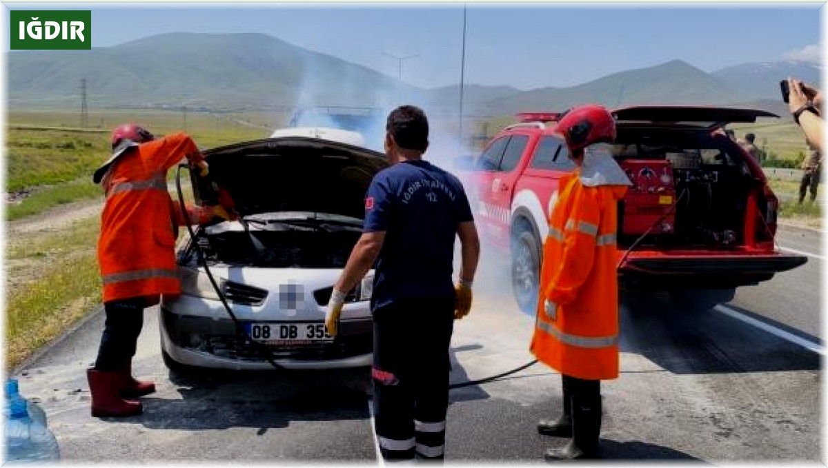 Iğdır-Doğubayazıt yolu üzerinde araçta çıkan yangın itfaiye ekipleri tarafından kontrol altına alındı